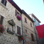 夏の旧市街、赤と黄色の旗や紋章が目をひきます