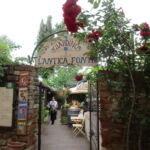 あるレストランの入り口